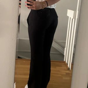 Svarta kostymbyxor från Bikbok - Säljer nu dessa superfina svarta lågmidjade bootcut kostymbyxor från Bikbok då de tyvärr har blivit för små🫶🏻 Storlek 34
