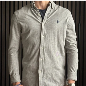 Ralph Lauren Skjorta  - Skjorta från Ralph Lauren i riktigt skönt material. Går även att andvända som overshirt | Storlek S fits M, (modell: 1,85cm/75kg) skick 8,5/10 inga tecken på användning/ endast lite skrynklig. Kontakta vid frågor!