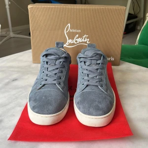 Blå mocka sneakers från Christian Louboutin - (KOM GÄRNA MED BYTEN) Snygga blå sneakers i mocka från Christian Louboutin med klassisk röd sula och vita kanter. Man får inte med box men dustbag och skyddspåsar och en massa mer. Skorna tvättas självklart innan dom fraktas. Hör av er vid frågor och funderingar😊