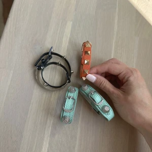 Färgglada armband med nitar och spännen - Fyra coola armband i olika färger: svart, orange och mintgrön. Säljer för 190kr st💗