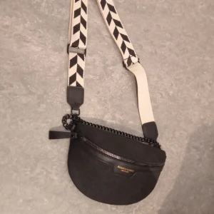 Läder väska med fack inuti - Man kan ha den runt midjan, över axeln, eller ta bort axelbandet så kan man sätta på ett nytt om man hellre vill de!