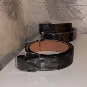 Svart blomstrig bälte/skärp - Fina svarta bälten, vi säljer 3st i denna modell. 199kr styck. Tveka inte att dm:a vid intresse!! OBS Priserna är redan låga försök inte sänka ännu mer❗️