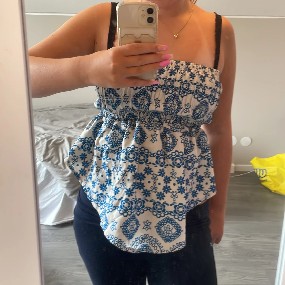 Vit topp med blå detaljer - 1