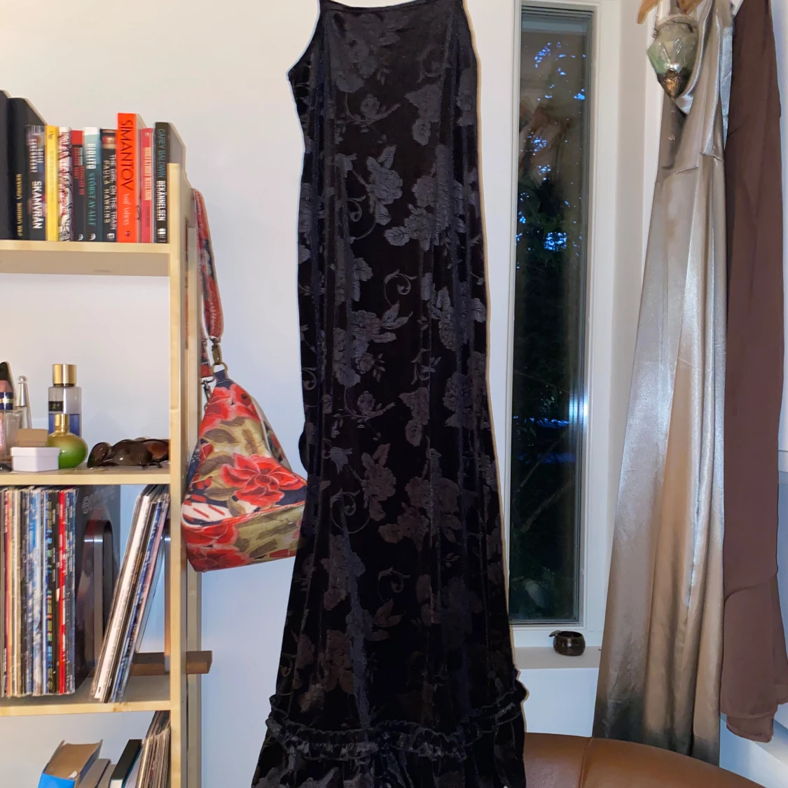 Svart mönstrad klänning - 2