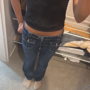 Mörkblå bootcut jeans Gina Tricot - Mörkblå jeans från Gina Tricot med bootcut passform och låg midja. Snygga detaljer med fickor på framsidan. Storlek 164 men passar mig som är 169cm. Är knappt använda