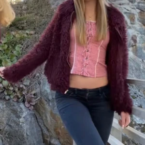 Vinröd pälsjacka  - Jätte skön o mysig jacka, pris kan diskuteras, den har ett hål inuti men de är enkelt att laga💕