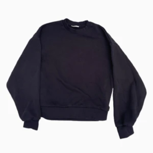 Svart oversized sweatshirt - En klassisk svart sweatshirt från ginatricot. Jätte bra skick och jätte najs att ha till skolan som passar till allt eller ha hemma. Jätte bra basplagg att ha i garderoben. Hör av dig om du har några frågor💓