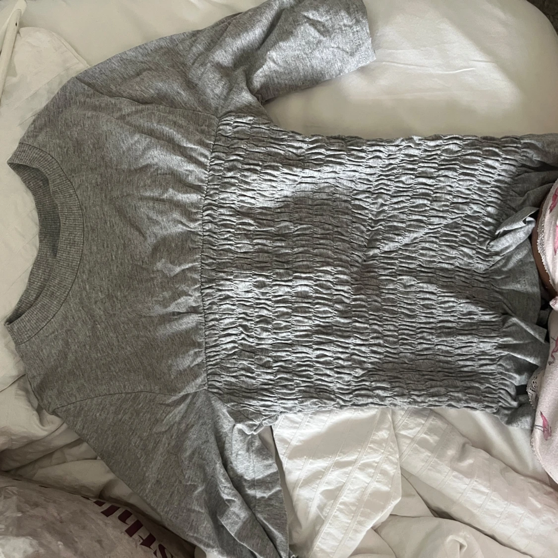 Grå ribbad topp med smockdetalj