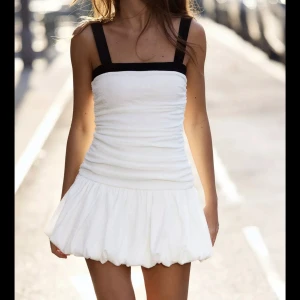 Vit kort klänning från Zara - Säljer den slutsålda zara klänningen då den inte passade mig. Helt oanvänd med prislappen kvar🩷