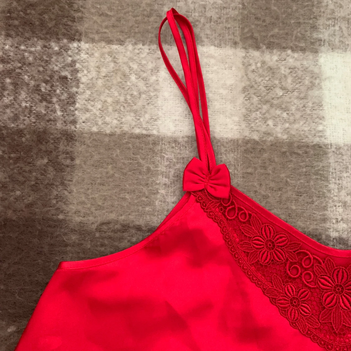 Röd satin linnetopp med spets - 3