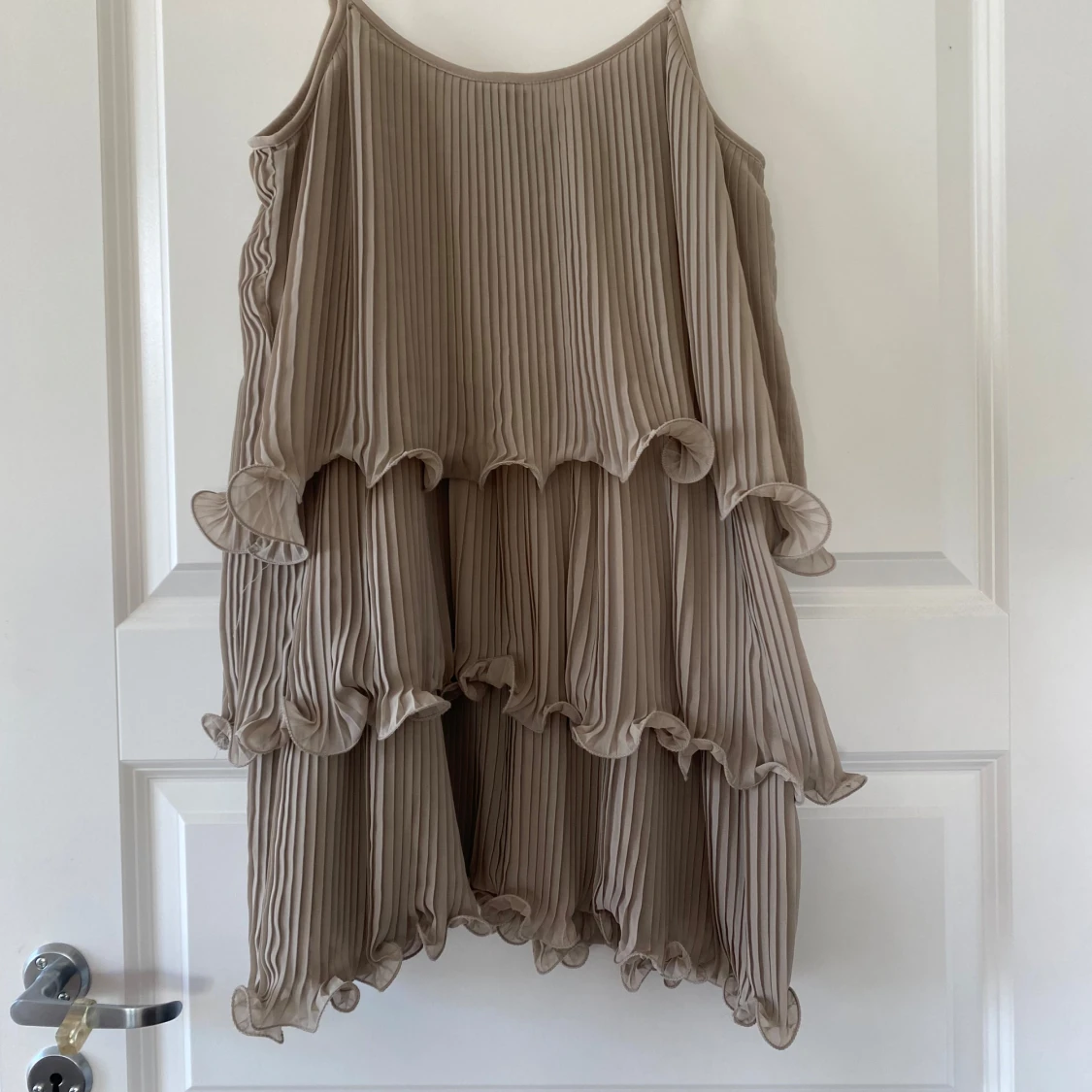Beige plisserad volangklänning H&M - 3