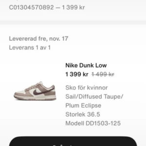 Nike Dunk Low Sail Diffused Taupe 36.5 - Nike Dunk Low i färgen Sail/Diffused Taupe/Plum Eclipse. Snygga sneakers med vit bas och taupe-bruna detaljer, klassisk swoosh och perforerad tå. Lågt skaft och snörning. Perfekta för dig som vill ha en clean och trendig look. Använda fåtal gånger men rengjorda och utan skador. Köpta på Nikes officiella hemsida. Ett släpp och säljs inte fler.