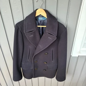 Polo ralph lauren skepparjacka - En väldigt stilren polo ralph lauren skepparkavaj i marinblå. Storlek M. Den har inga defekter. Nypris runt 5500. Skriv gärna vid funderingar!