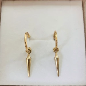 Guldiga örhängen med spetsiga hängen - Snygga örhängen i guldton med runda hoops och spetsiga, avlånga hängen. Perfekta för dig som gillar en edgy och trendig stil. De är enkla men ändå unika och passar till många olika looks.