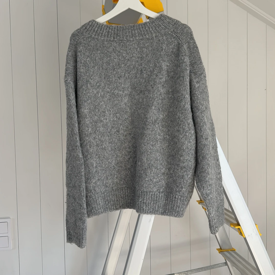 Grå stickad v-ringad tröja Divided - 1