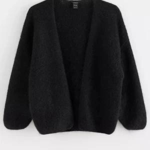 Svart kofta lindex (SÖKER) - SÖKER!!! Denna kofta ifrån Lindex!! Skriv om ni vill sälja, spelar ingen roll vilken storlek💞