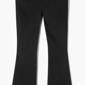 Svarta bootcut jeans True Religion - Säljer ett par svarta Joey jeans från True Religion, strl 23. Säljer då de tyvärr är för korta, använda fåtal gånger å o superfint skick. Skriv priv för bilder💞Nypris är 1300kr och de är slutsålda överallt