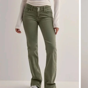 Gröna Nelly jeans  - Superfina och unika gröna bootcut jeans från Nelly, säljer då de inte kommer till användning. Använda fåtal gånger och är i superbra skick. Strl 32, skriv priv för fler bilder🤍