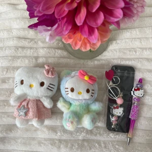 Hello Kitty nyckelring,penna - Två plush- nyckelringar. En mindre nyckelring & en kulspetspenna i Hello Kitty motiv. 🫶🏼 perfekt för en Hello Kitty älskare.