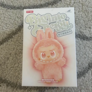 Labubu Big into Energy (Pop Mart) - Säljer en Pop Mart Big Into Energy Blind Box   Helt ny/oöppnad direkt från Pop Mart   14 dagars öppet köp, returfrakten står köparen för. (Öppnade blind boxes kan ej returneras)