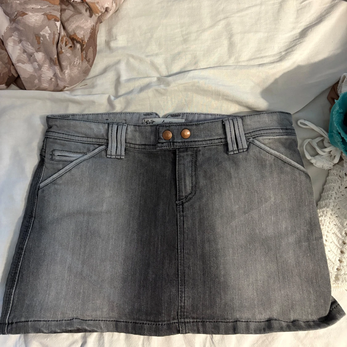 Grå jeanskjol med fickor och nitar - 2