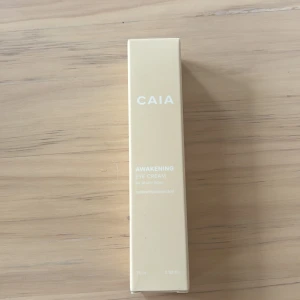 CAIA Awakening Eye Cream 15ml - CAIA Awakening Eye Cream i oöppnad förpackning, 15 ml. Innehåller koffein och hyaluronsyra som återfuktar och piggar upp huden under ögonen. Passar alla hudtyper och är framtagen för att minska svullnad och ge en fräsch känsla.💕