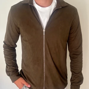 Brun mocka overshirt från Ciszere - Snygg brun overshirt från Ciszere i  mocka. Använd fåtal gånger och är i mycket fint skick.