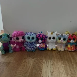 Gosedjur  - En rad med färgglada gosedjur med stora ögon.  Från märket Ty, 30kr st eller alla för 180kr. 📩 Skicka gärna ett meddelande vid frågor eller om du vill ha flera bilder! 🌸😊 📦 Jag skickar snabbt och packar alltid med omsorg!