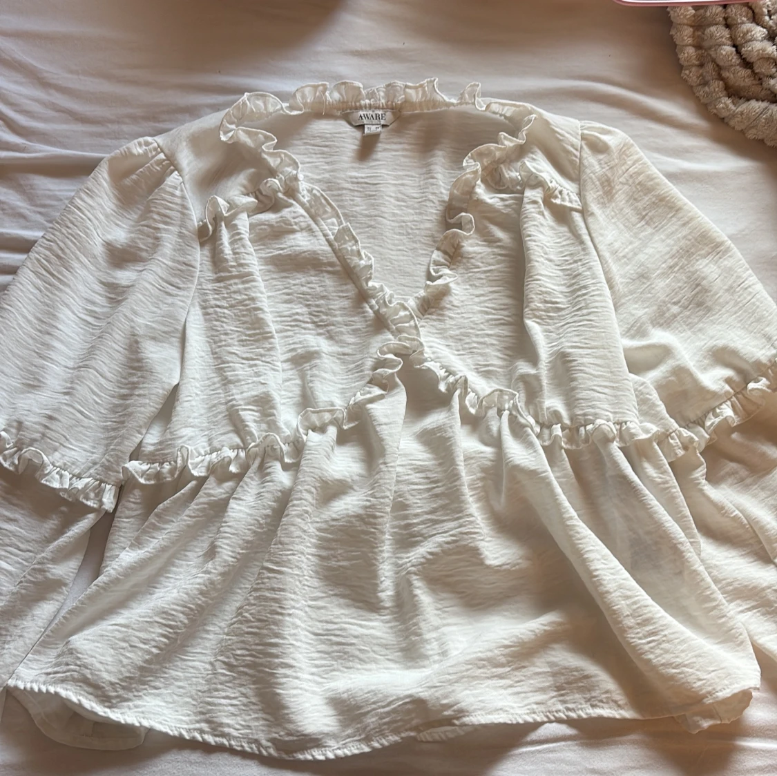 Vit volangblus från AWARE 