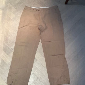 Beiga linnebyxor med rak passform - Snygga beiga linnebyxor med rak passform