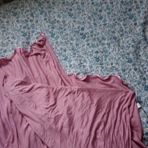 Rosa hijab  - Säljer en mjuk och flowy rosa hijab från shein