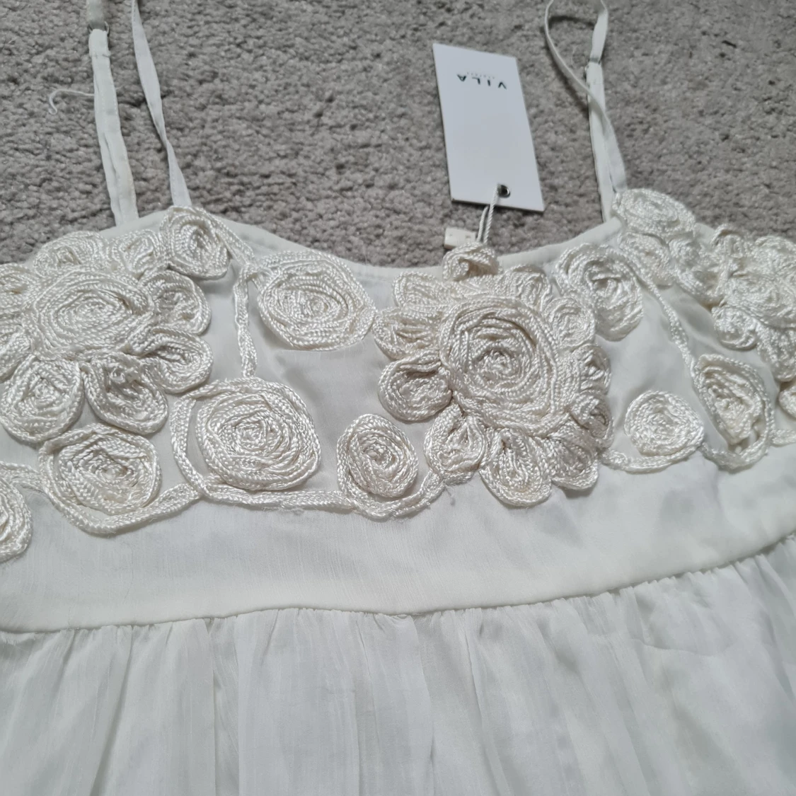 Vit blommig linnetopp från Vila - 1