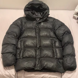 Haglöfs pufferjacka  - Svart pufferjacka från haglöfs, jackan är i dammodell men jag är sjövl kille och har haft den på mig utan problem. Så jag anser den som en unisex. Jackan är i bra skick 7/10. Storlek S men passar även M. Andvönder den inte längre så säljer ene billigt nu! Vid frågor och funderingar skriv till mig 🙏