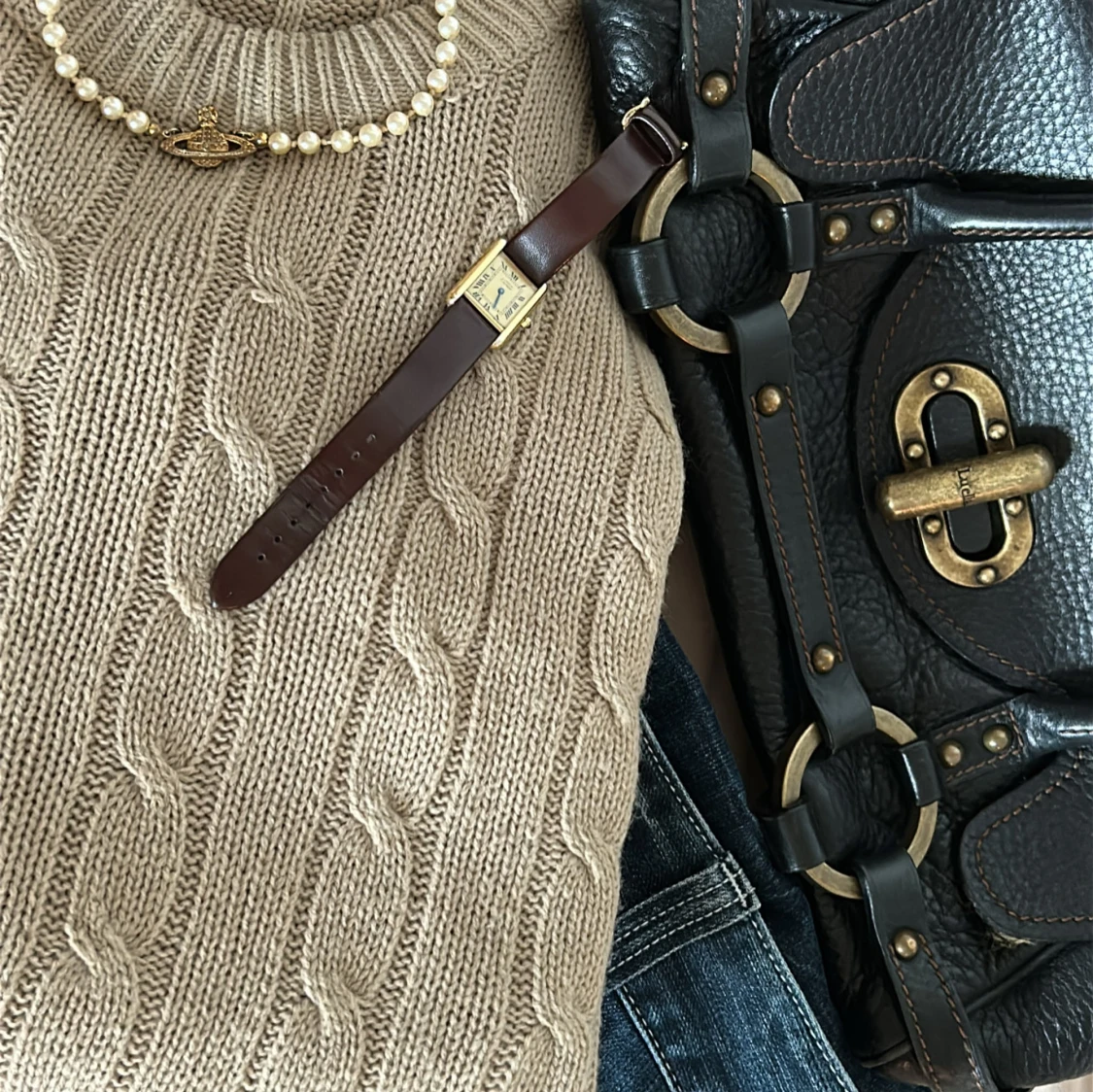 Beige kabelstickad tröja