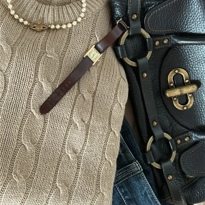 Beige kabelstickad tröja - Kabelstickad beige tröja med rund halsringning och långa ärmar. Tröjan har en klassisk, chunky look och är perfekt för lager-på-lager. Ribbstickade muddar vid ärmslut och nederkant. Passar dig som gillar en clean och tidlös stil.