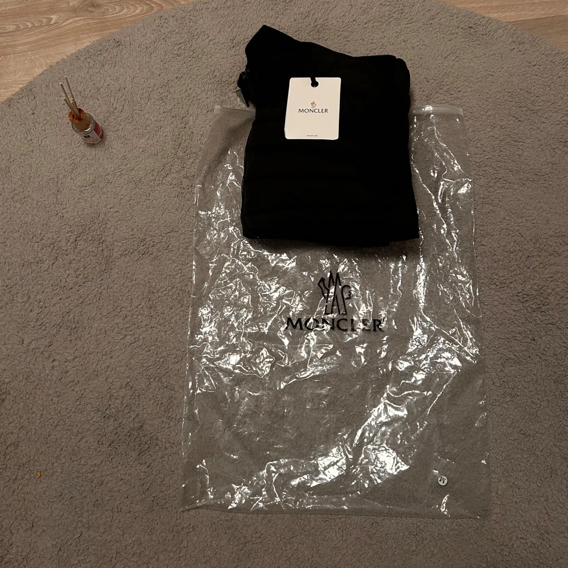 Svart pufferjacka från Moncler - 4