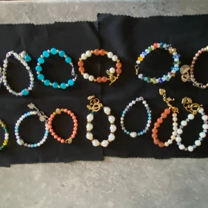Färgglada pärlarmband med berlocker - Unika armband med pärlor i olika färger som blått, vitt, orange och rosa. Flera armband har detaljer i guld eller silver och söta berlocker som hjärtan, fåglar, löv och snäckor. Perfekta för att ge din stil en personlig touch. Mix av glittriga och klassiska pärlor. Kristallen är i moranokristall!✨Handgjorda i Argentina!🇦🇷 priset är 20kr per armband, men vi erbjuder billigare om man köper fler😊