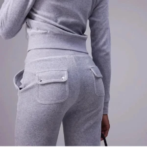 Juicy Couture  - Säljer Juicy Couture underdel i grå. Aldrig använd!