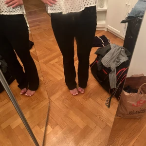 Lee jeans  - Säljer ett par svarta jeans med bootcut-modell. Stolen W27 L31. Skriv vid frågor💕