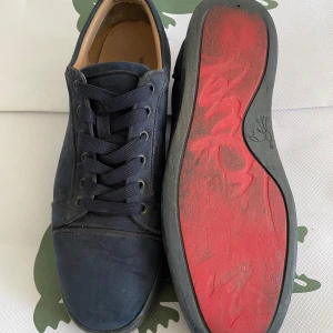 marinblåa loubs - Storlek 44, kontakta om intresserad. Pris kan självklart alltid diskuteras⚜️❤️