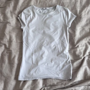 vit tajt t-shirt från ZARA - Samma modell som den svarta tajta t-shirten jag lagt ut. Storlek S men upplevs som xs. Den har en liten smink fläck på axeln som inte syns tydligt och går bort i noggran tvätt💘