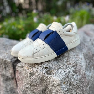 Valentino open laceless - Säljer ett par valentino open i storlek 42, skick 8/10! Väldigt sköna och snygga. Skriv vid funderingar! INGA SKAMBUD!!!