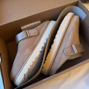 Goldenstar clog uggs - Helt nya oanvända uggs som aldrig har kommit till användning. Nypris 2099kr.
