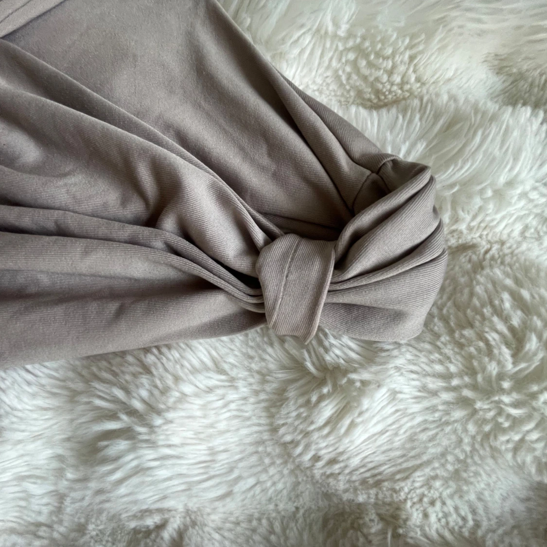 Beige kort omlottklänning med knyt - 2