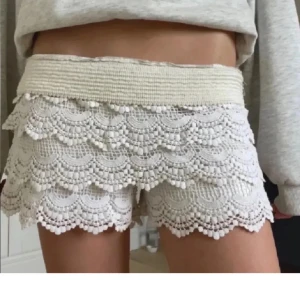 Vita virkade spets-shorts - Första bilden är lånad! Köpa på marknad i italien för ca 600 ❤️säljer för 400 men kan vara diskuterbart. har ingen storlek men skulle säga xs/s.