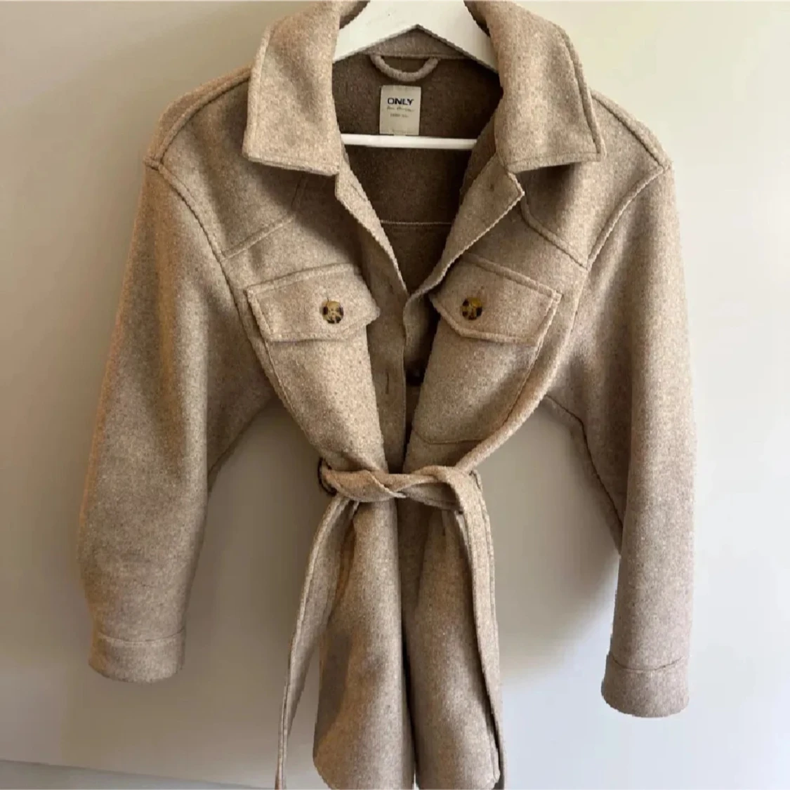 Beige overshirt med bälte från ONLY