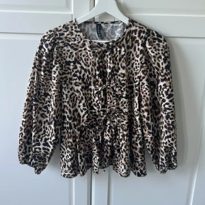 Leopard blus - Blus i leopard mönster. Aldrig använd men har hunnit dra av lappen. Fler bilder kan fixas!