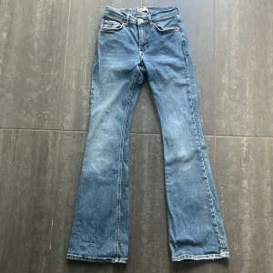Blå bootcut jeans från Perfect Jeans Ginatricot - Snygga blå jeans från Perfect Jeans i klassisk bootcut-modell. Jeansen har normal passform, fem fickor och är tillverkade i slitstarkt denim. 