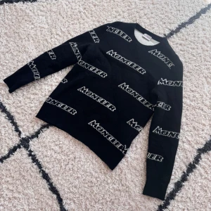 Moncler Knitted Sweater - Moncler Sweater, Cond 8/10 Inga flaws endast använd, Retail 4500kr, Tveka inte på att skicka ett meddelande vid frågor eller liknande🙌