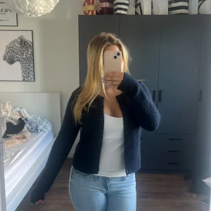 Mörkblå kofta från Gina Tricot - Mysig mörkblå kofta från Gina Tricot i fluffig stickad kvalitet.💗Köpte förra hösten men den falde mig inte riktigt i smaken så är bara använd ett par fåtal gånger.💗💗skriv om ni har frågor eller vill ha fler bilder!💗